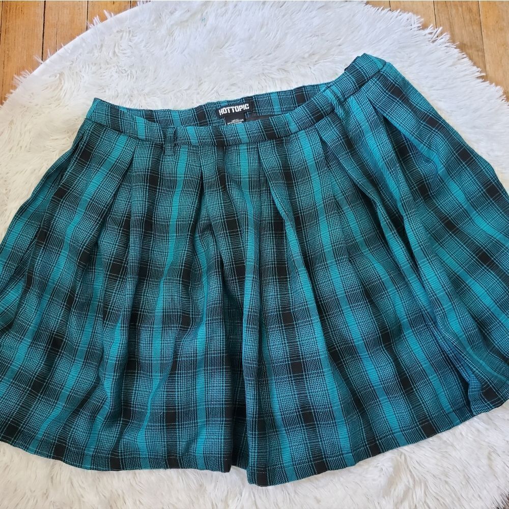 Women's Hot Topic Green and Black Plaid Mini  Skater Skirt Size Medium